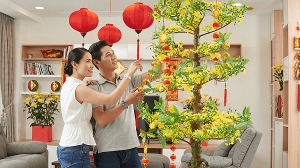 Nhiều cặp vợ chồng tìm kiếm cây cảnh dành tặng bố mẹ chơi Tết.