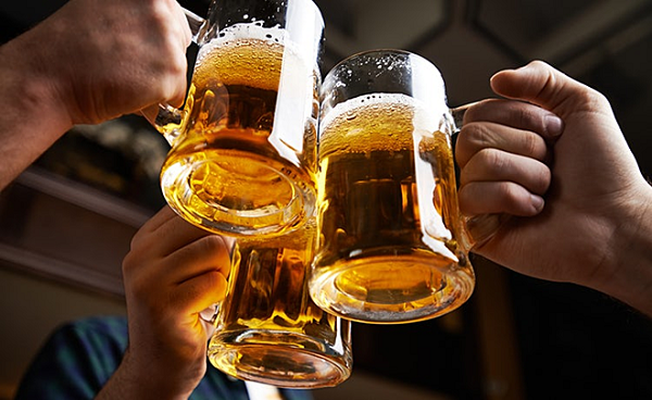 Rượu bia có nhiều tác hại cho cơ thể.